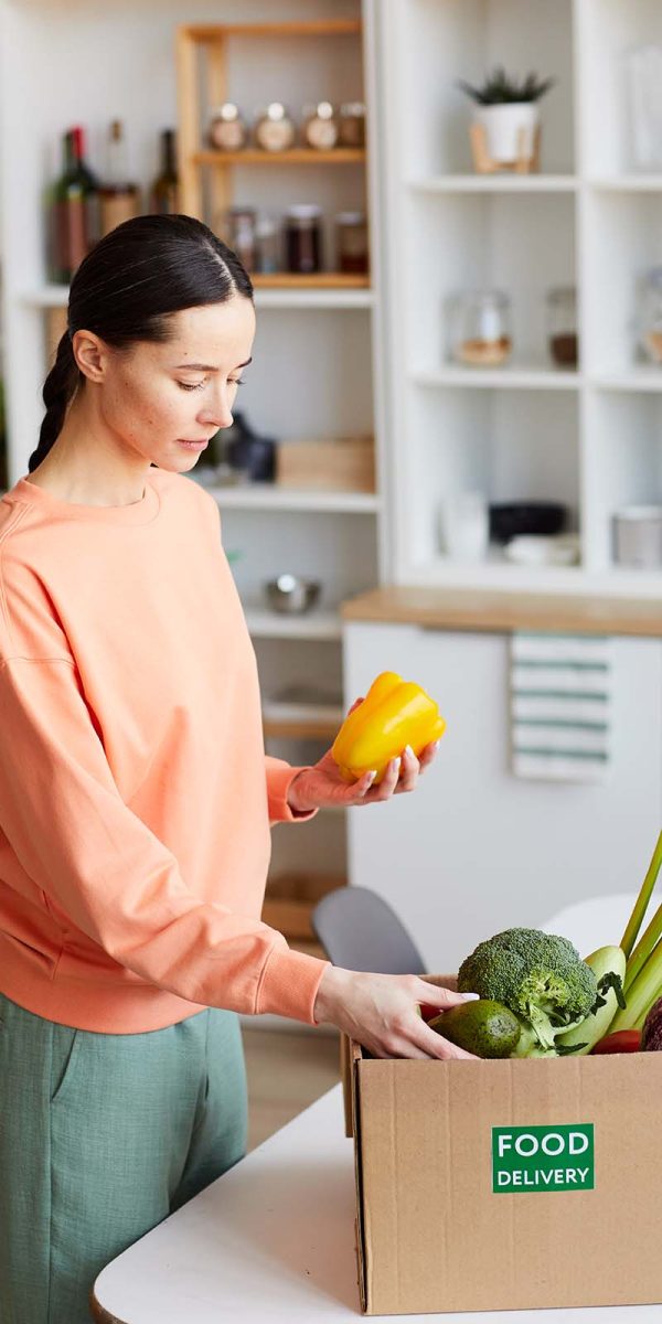 woman-buying-fresh-vegetables-92RSVWK.jpg